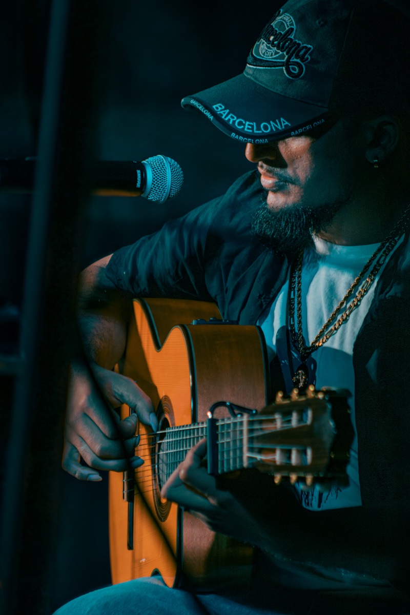 Guitarrista con gorra tocando en directo