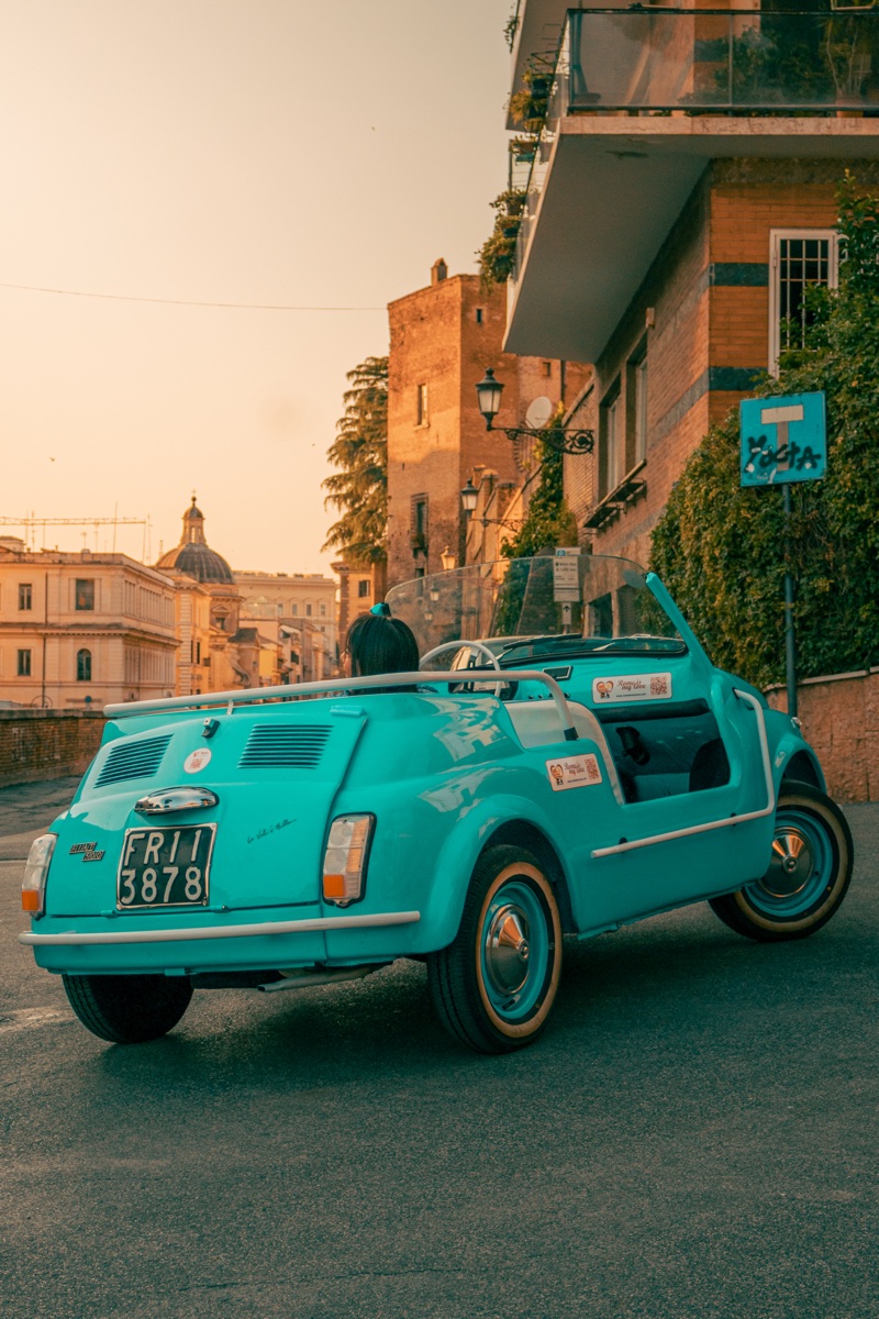 Fiat 500 descapotable turquesa en una calle de Roma