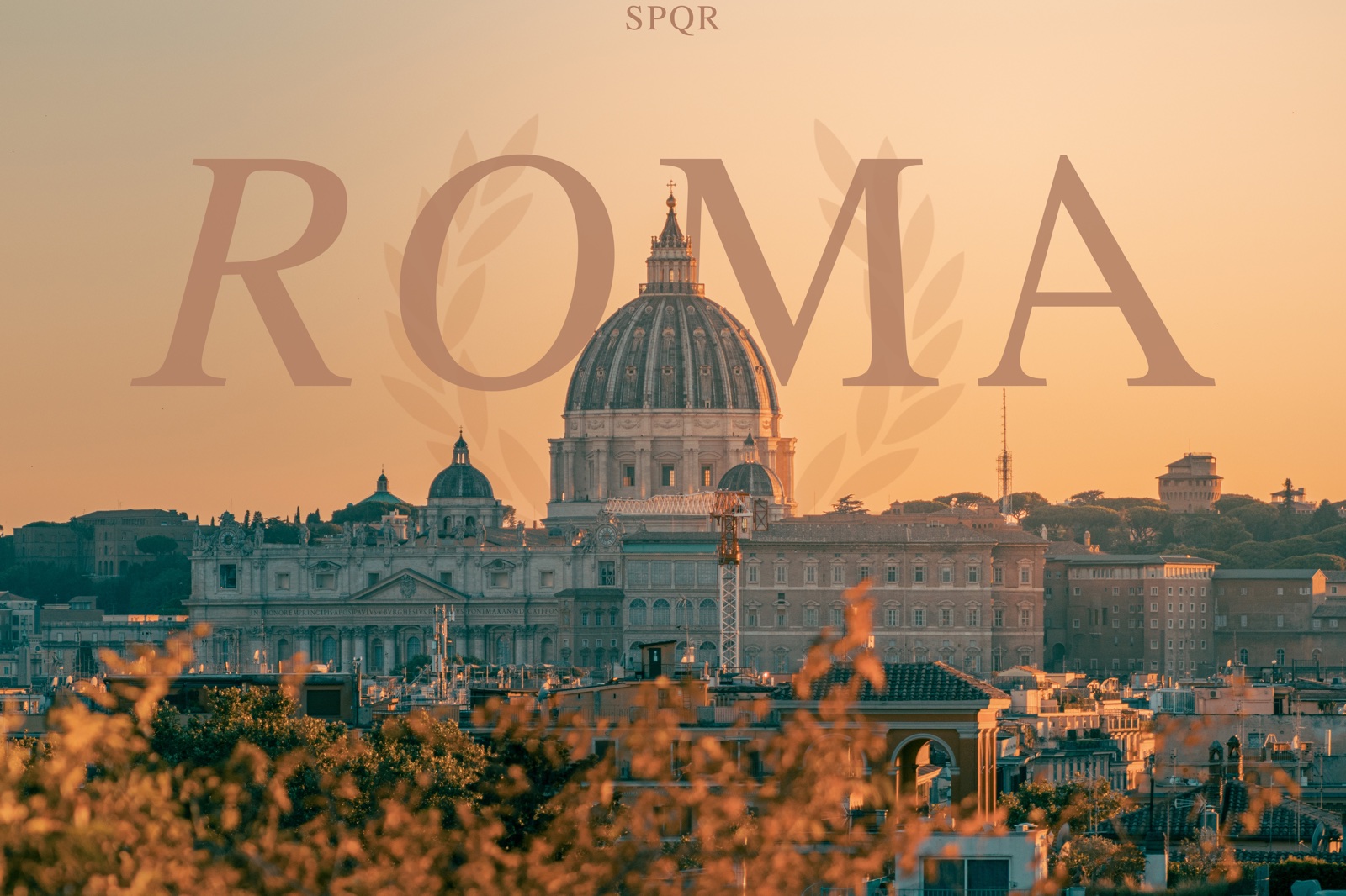 Vista de Roma al atardecer con la cúpula de San Pedro